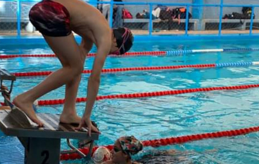 estudiante de natacion en competencia interescolar