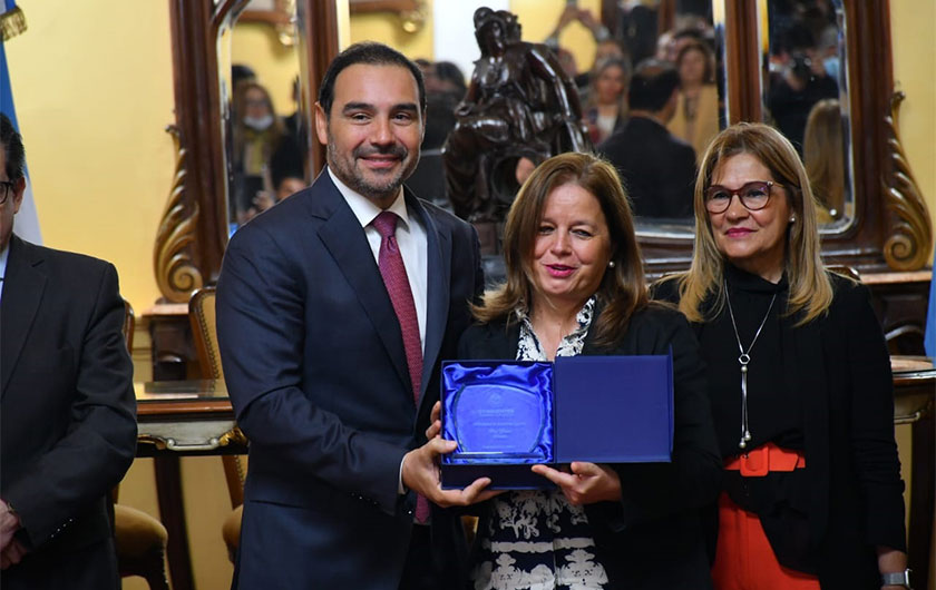 Gobernador Valdés y Ministra de Educación Práxedes entregando premio a docente