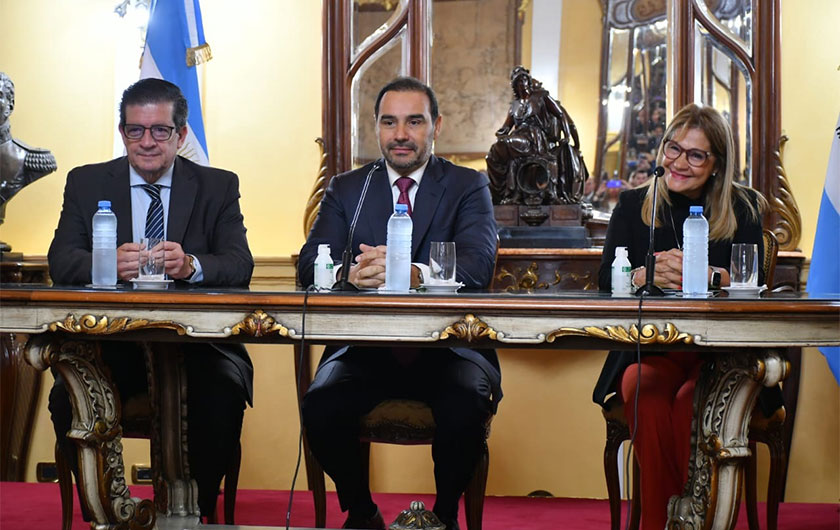 autoridades en entrega de premios docentes