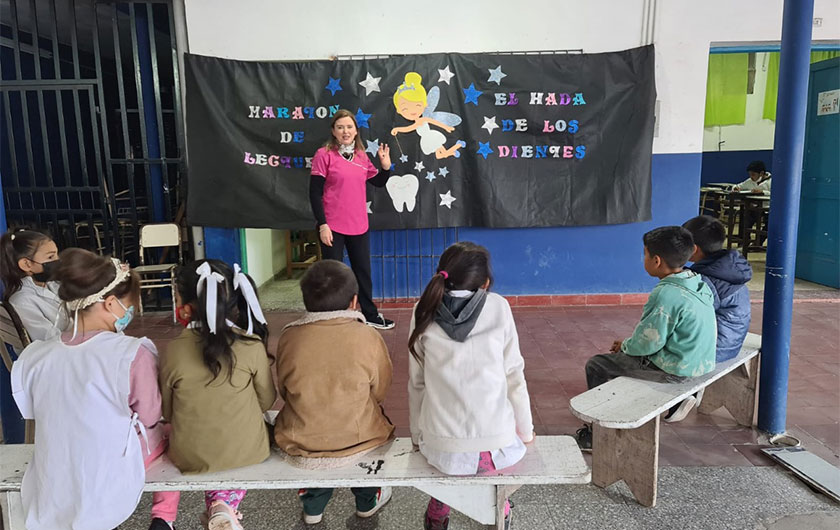 grupo de alumnos y maestra en feria de ciencias