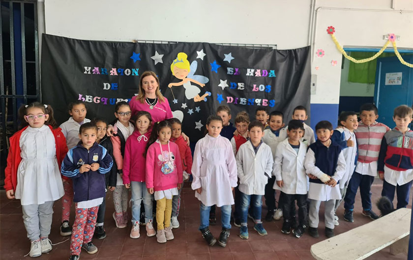 grupo de alumnos y maestra en feria de ciencias