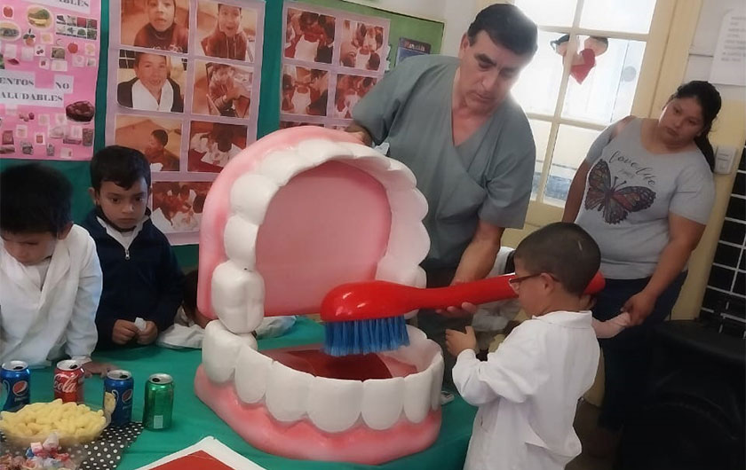 demostración de un niño de cómo se cepillan los dientes