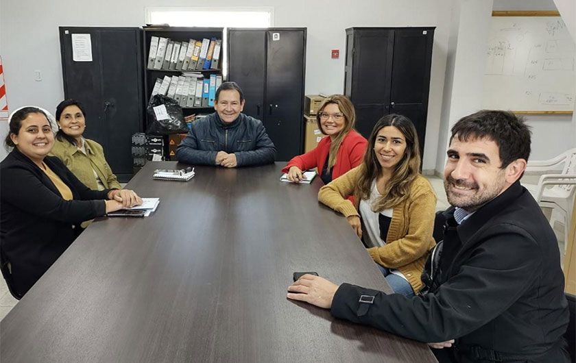 equipo de educacion tecnico profesional y educacion domiciliaria y hospitalaria reunido