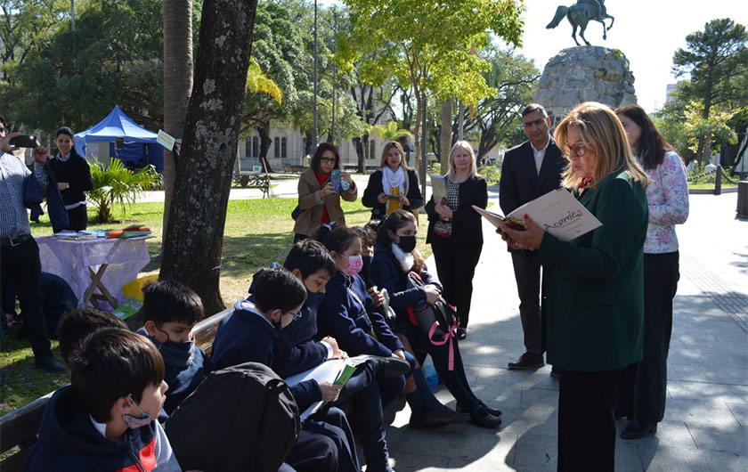 ministra de educacion con alumnos