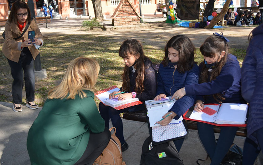 ministra de educacion con niños de primaria