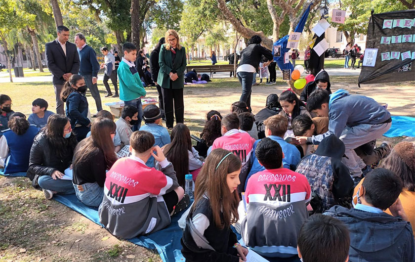 autoridades del ministerio de educacion con chicos del colegio