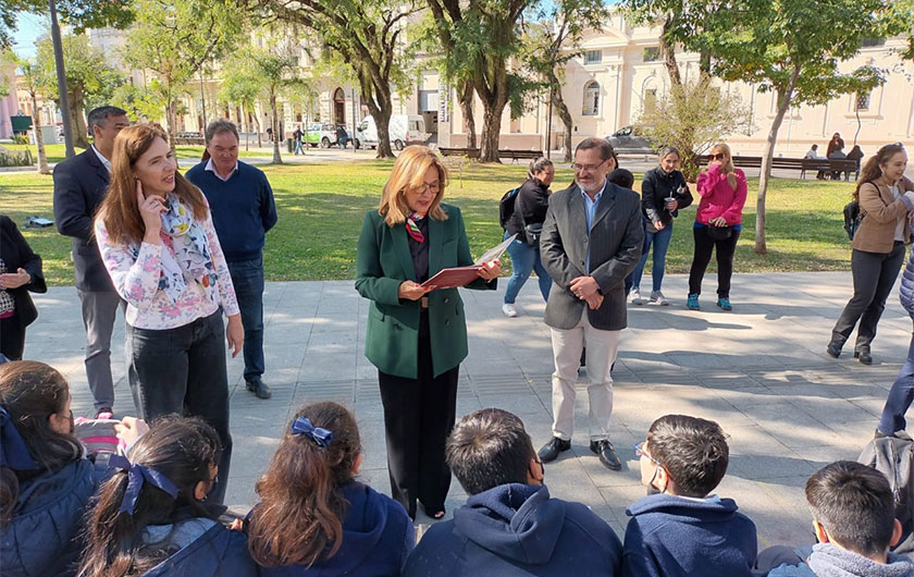 minsitra de educacion leyendo a los chicos