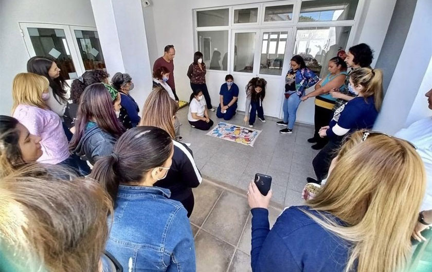grupo de personas realizando actividades ludicas