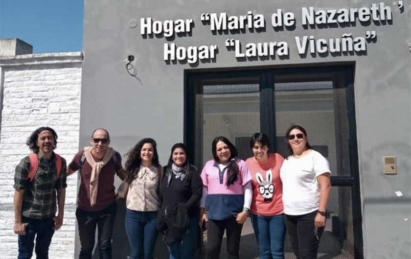 grupo de personas frente al hogar laura vicuña