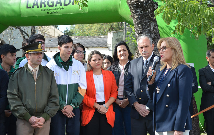 ministra de educacion hablando al publico en expo joven