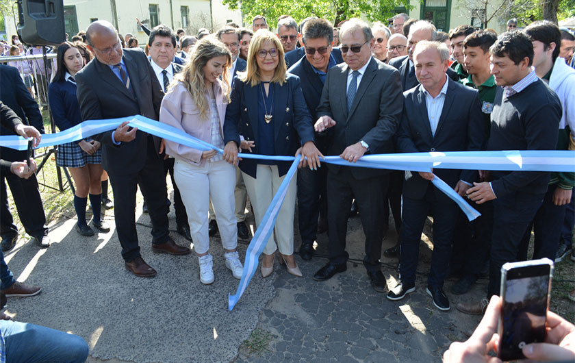 autoridades cortando cinta de inauguracion