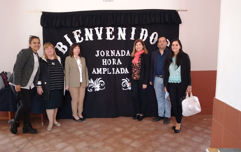 autoridades posando en programa jornada extendida