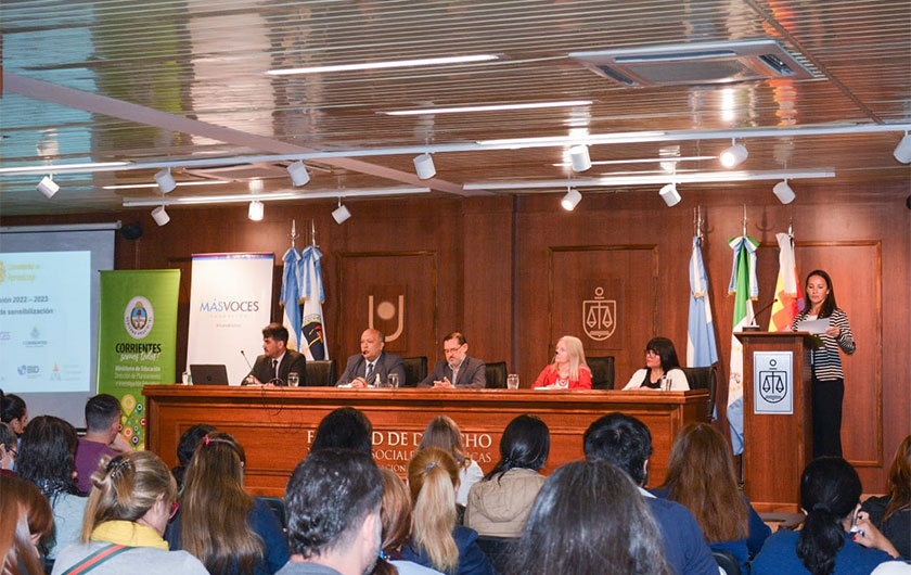 autoridades en facultad de derecho durante la jornada La escuela como comunidad de aprendizaje