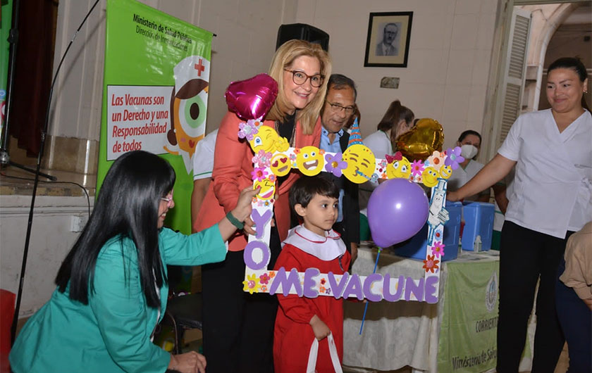 ministra de educacion con alumnos de nivel incial