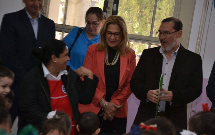 ministra de educacion con docente