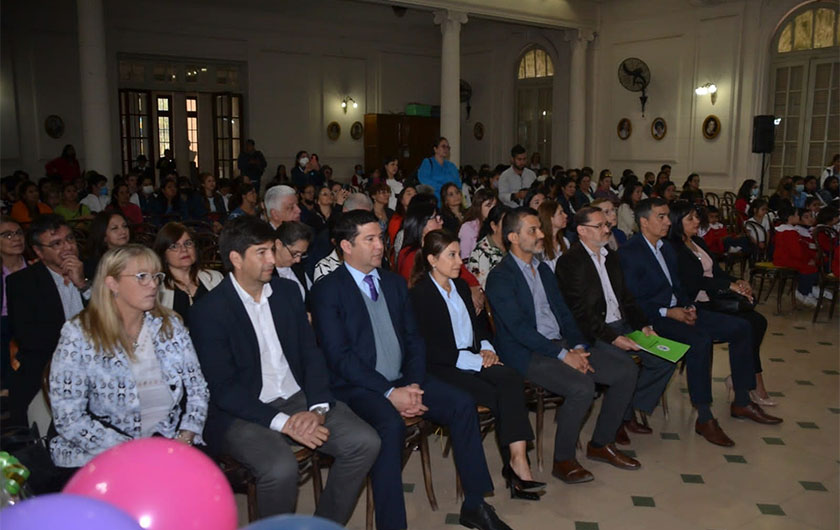 autoridades del ministerio de educacion y salud en campaña de vacunacion