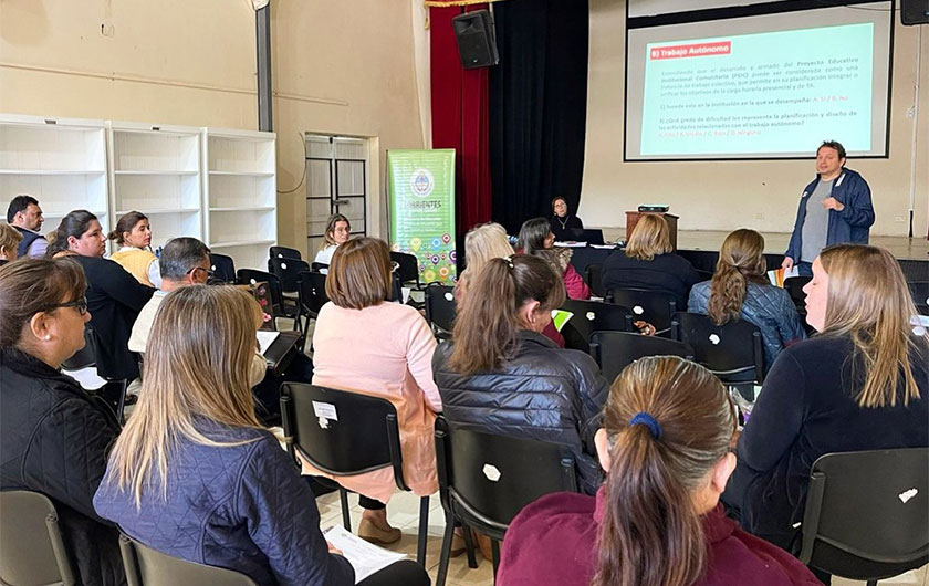 personas reunidas en Jornada de acompañamiento técnico - EPJA 2022