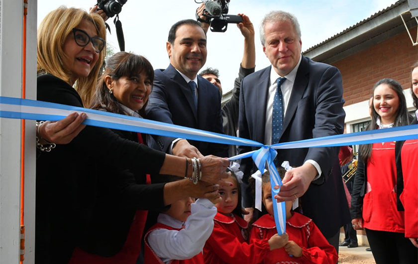 corte de cinta del fobernador y ña ministra en Inauguración del JIN N°25