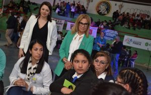 ministra de educacion y estudiantes