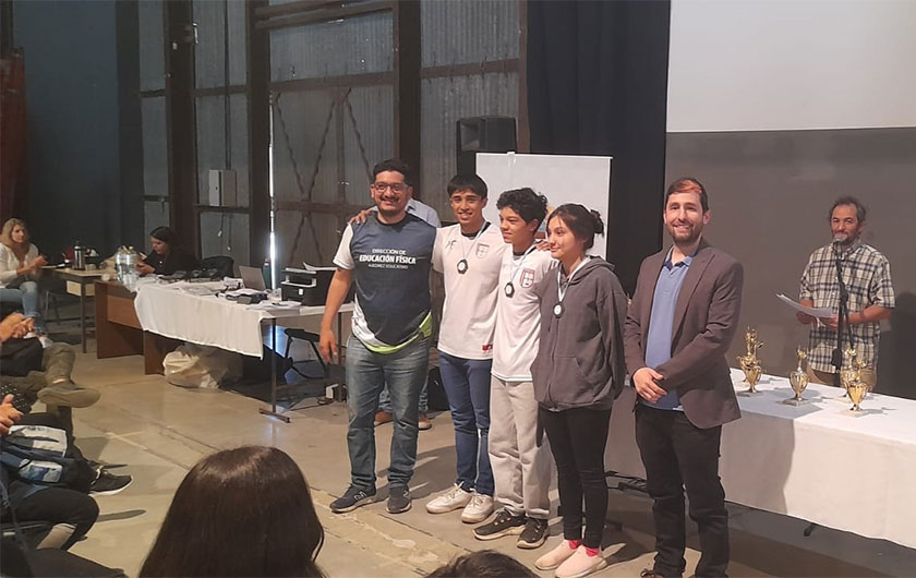 alumnos y profesores en encuentro de ajedrez