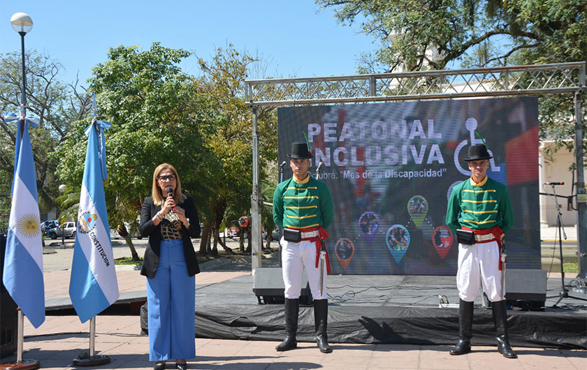 ministra de educación hablando en el mes de la discapacidad