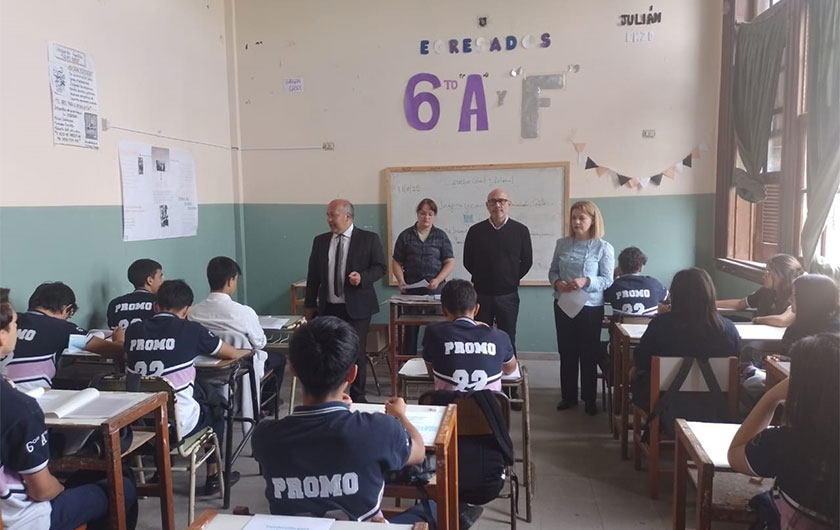 docentes y alumnos en el aula