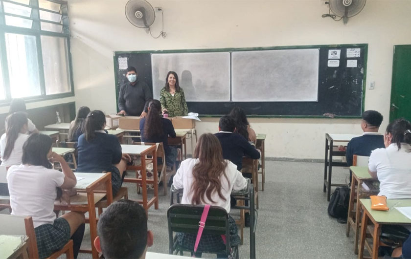 docentes y alumnos en el aula