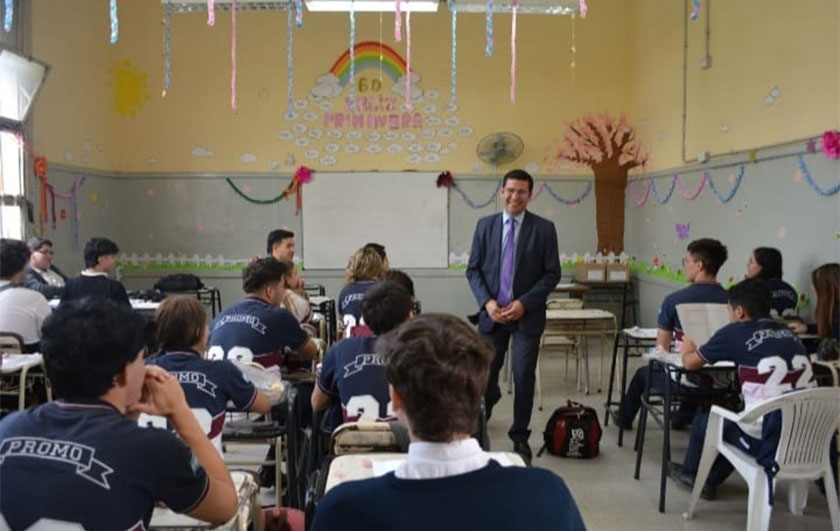 docentes y alumnos en el aula