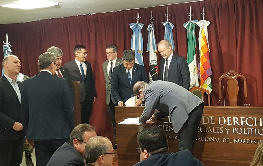 autoridades firmando el convenio para la creación de la cátedra libre Malvinas e Integración Latinoamericana