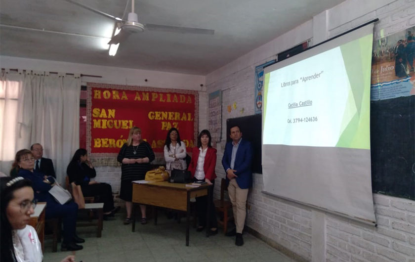 equipo exponiendo en Programa “Hacia la universalización de la Jornada Extendida”