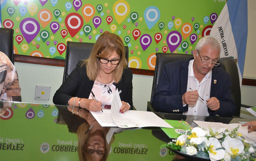 autoridades firmando el Convenio de Cooperación entre la Asociación de Clubes Argentinos de Servicio y el Gobierno de la Provincia de Corrientes