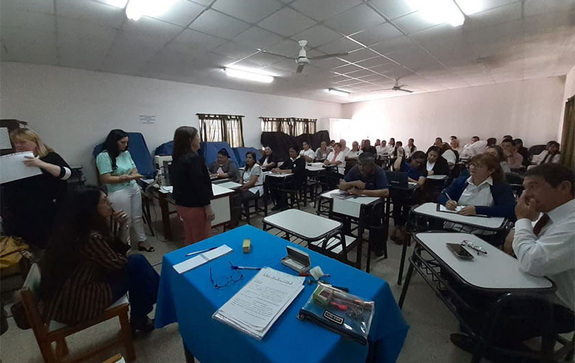 docentes en trabajando sobre la Jornada Extendida