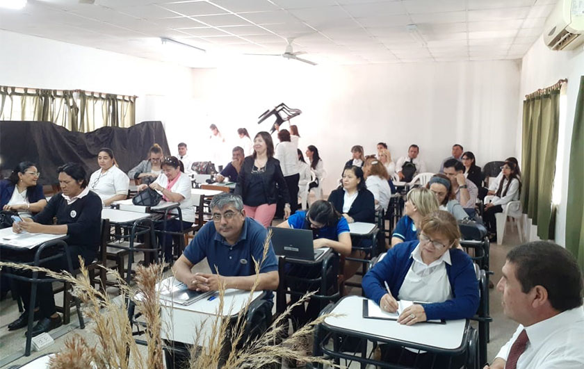 docentes en trabajando sobre la Jornada Extendida