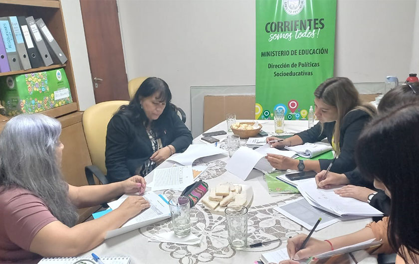 grupo trabajando en Proyecto CERCA con Educación y Desarrollo Social