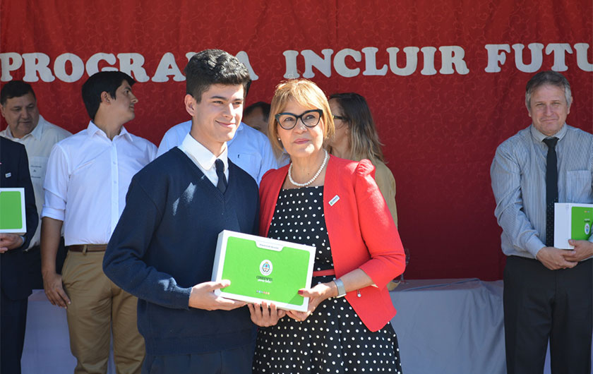 ministra de educación entregando la netbook a alumno