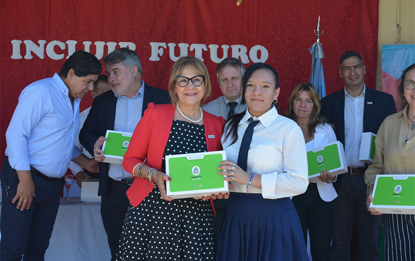 ministra de educación entregando la netbook a alumna