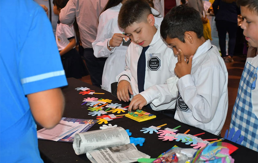 alumnos exponiendo sus trabajos de sanidad escolar