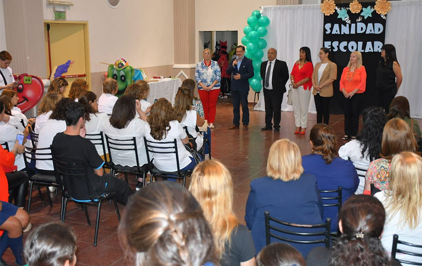 autoridades del ministerio de educación y audiencia celebrando los 49 años de sanidad escolar