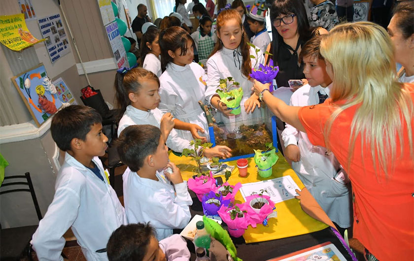 alumnos exponiendo sus trabajos de sanidad escolar