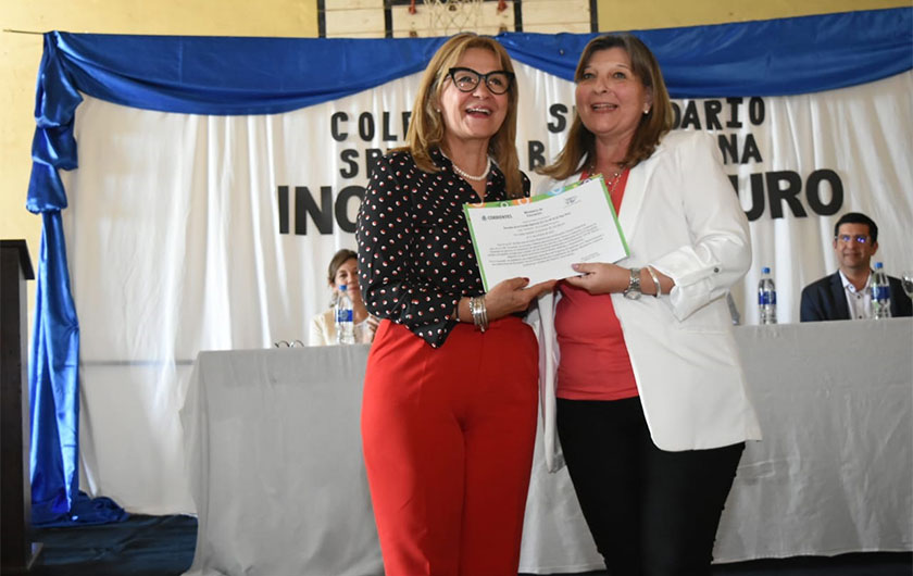 ministra entregando reconocimiento