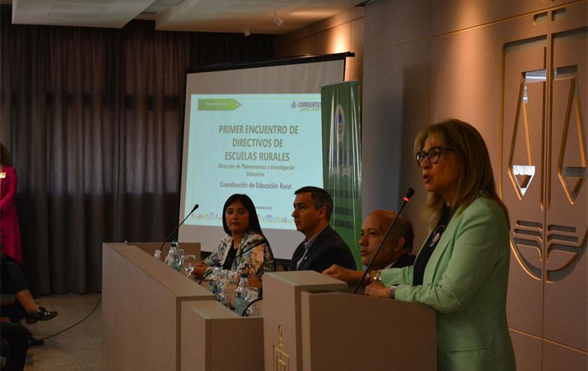 ministra de educación hablando en Primer Encuentro de Directivos de Escuelas Primarias Rurales de 4ª categoría