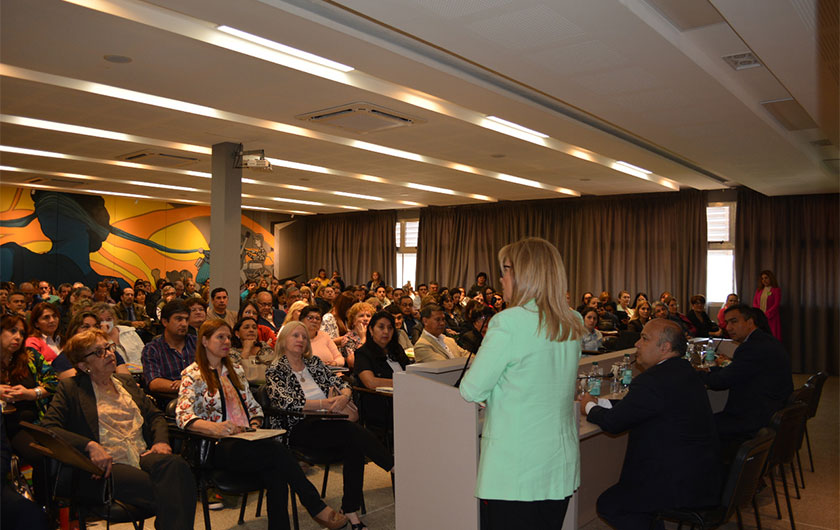 ministra de educación hablando en Primer Encuentro de Directivos de Escuelas Primarias Rurales de 4ª categoría