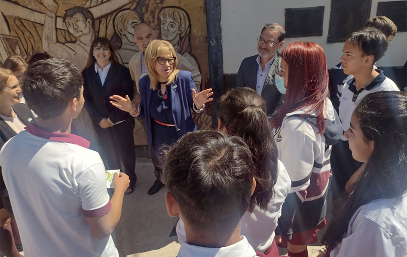 ministra de educación con alumnos