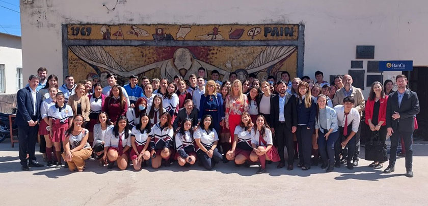 alumnos y autoridades en el programa el banca va a la escuela