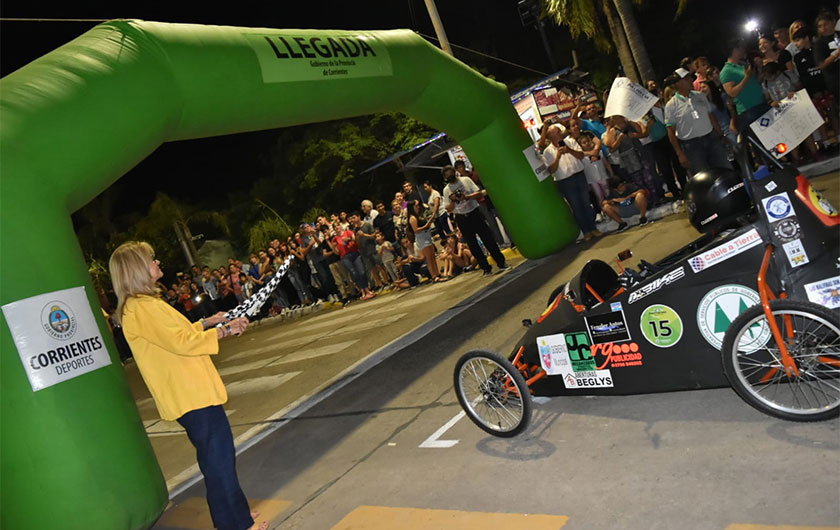 ministra de educación dando inicio a la carrera en desafío Tecnicar