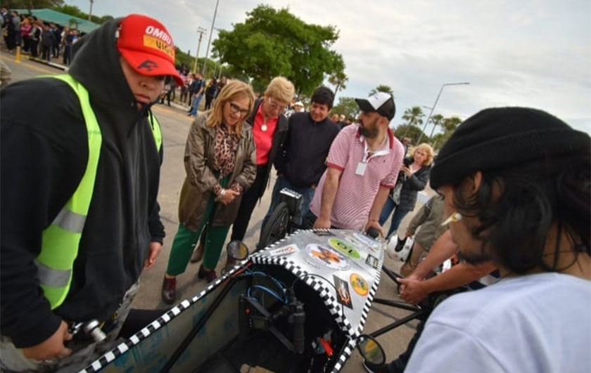 ministra de educación con competidores en el desafío Tenicar