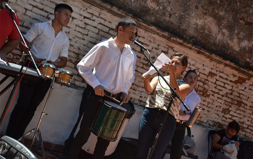 jóvenes cantando