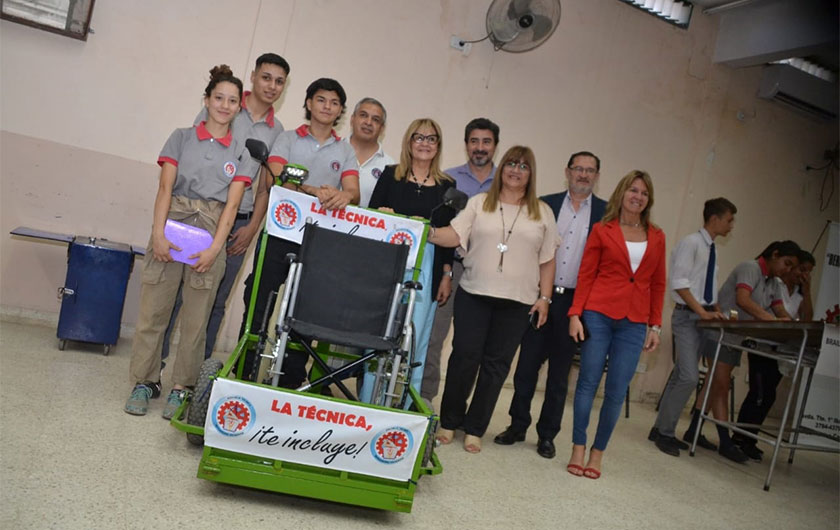 ministra de educación y alumnos en proyecto en ejecución de una Silla de Ruedas Autónoma