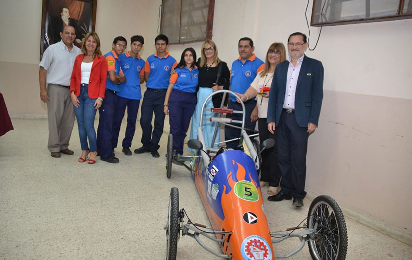 autoridades y alumnos mostrando prototipos de autos inclusivos