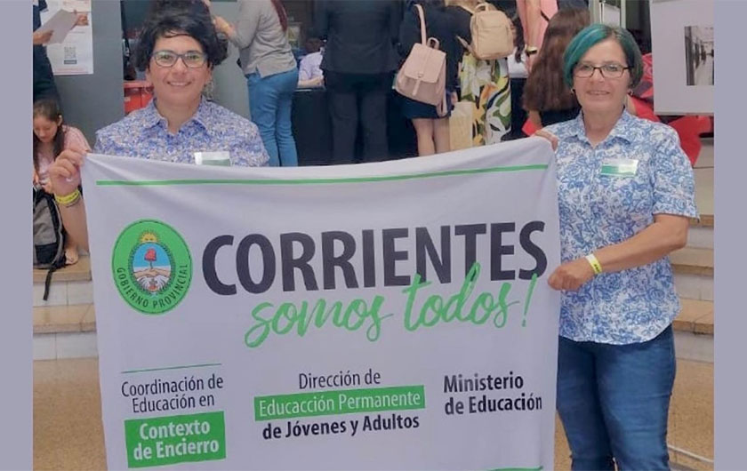 docentes con bandera de dirección de educación permanente para jóvenes y adultos